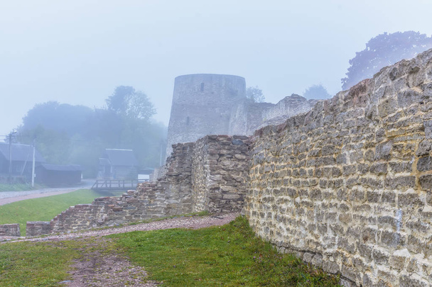 Foggy autumn morning in the ancient city of Izborsk. - Fotoğraf, Görsel