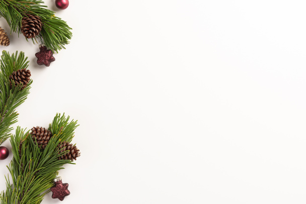 Composizione natalizia. Rami di abete rosso con coni e decorazioni natalizie, su sfondo bianco. Natale, inverno, capodanno. Layout piatto, vista dall'alto, spazio di copia
. - Foto, immagini