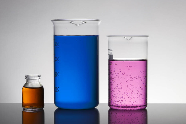 Liquide dans des bouteilles de laboratoire. Laboratoire biochimique scientifique. Liquide coloré
. - Photo, image