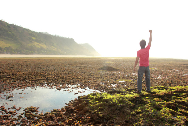 mutlu bir adam sahilde kaldırdı kollarını - Fotoğraf, Görsel