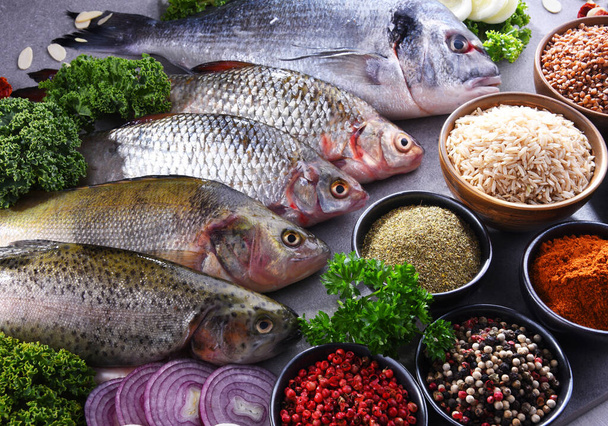 Diferentes tipos de pescado en la mesa de la cocina
 - Foto, imagen