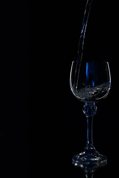 vin beaux verres en cristal vintage sur fond de mur noir, avec espace de copie. Carte des vins, carte des boissons, boutique de vins ou dégustation, concept de culture carrée
 - Photo, image