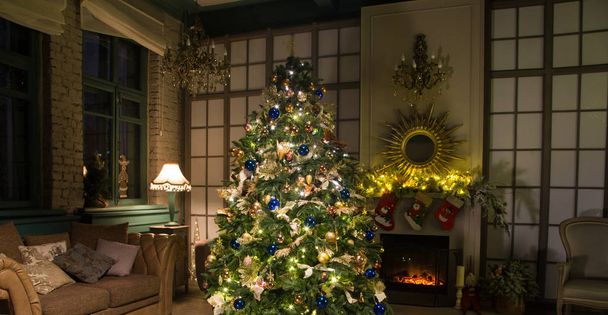 Intérieur de Noël confortable avec arbre de Noël et cheminée
 - Photo, image