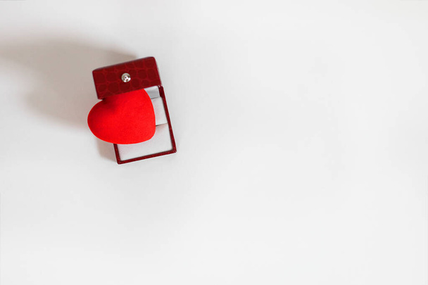 Κόκκινη καρδιά σε κουτί κοσμήματα σε λευκό φόντο με αντίγραφο χώρου, πάνω όψη - Φωτογραφία, εικόνα