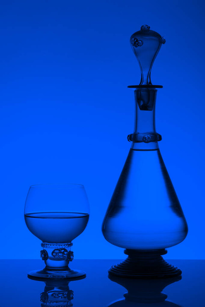 Středověké rummer víno sklo a láhev na bílém pozadí. - Fotografie, Obrázek