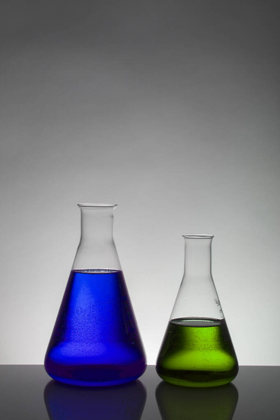 Flüssigkeit in Laborflaschen. wissenschaftliches biochemisches Labor. bunte Flüssigkeit. - Foto, Bild