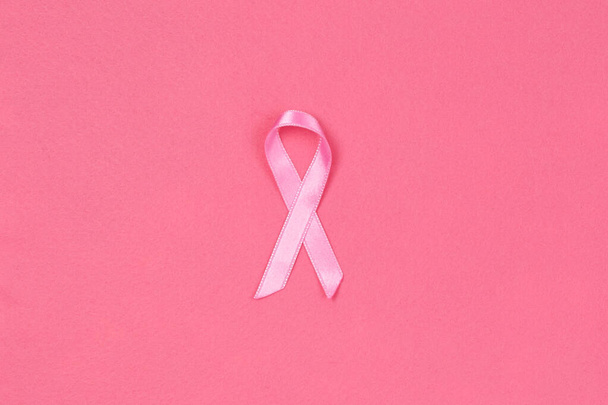 Cinta rosa sobre fondo rosa. Concepto de cáncer de mama
 - Foto, imagen