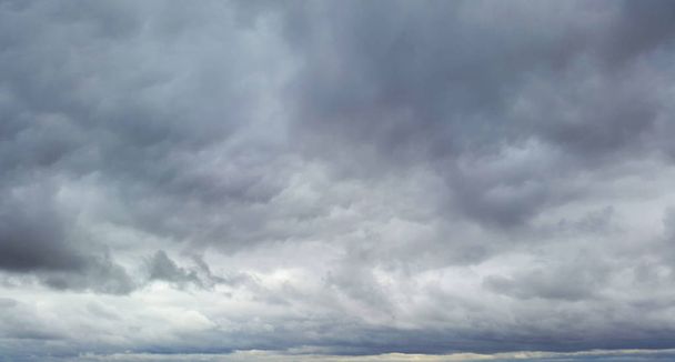 σκούρα μπλε σύννεφα στον ουρανό σε συννεφιασμένη ημέρα - Φωτογραφία, εικόνα