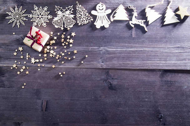 Boven hoge hoek close-up bovenaanzicht foto van mooie mooie mooie kerst decoratie liggend op de houten donkere tafel bureau - Foto, afbeelding