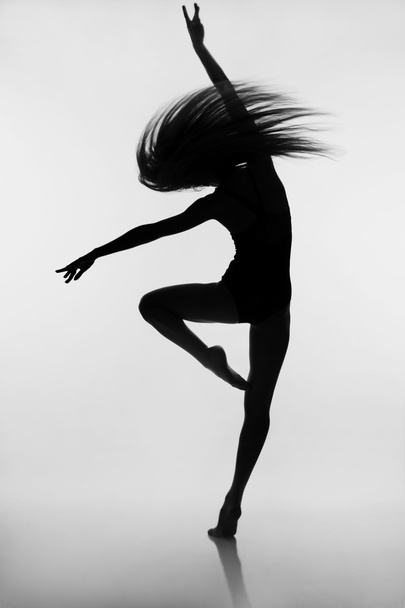 flexible Mädchen mit langen Haaren tanzen. Mädchensilhouette - Foto, Bild