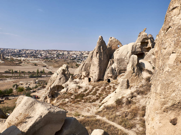 Goreme yakınlarındaki Cappadocia 'nın kaya sahasında kaya kesimi Hıristiyan tapınaklarının kalıntıları. - Fotoğraf, Görsel