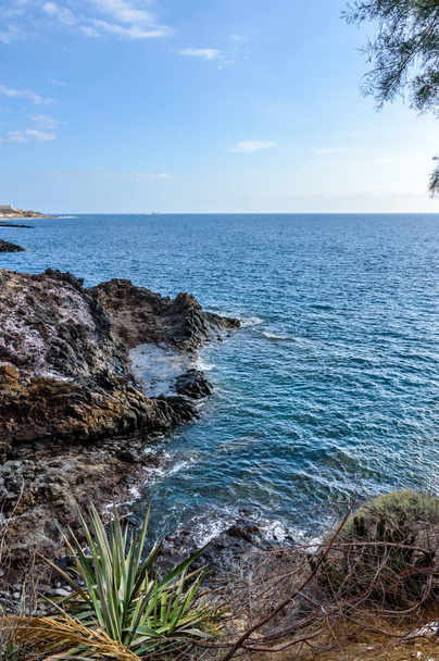 Günbatımı Playa De Las Amerika 'daki Sonsuz Okyanus' a ayrıcalıklı bir bakış açısıyla Cliff. 11 Nisan 2019. Santa Cruz de Tenerife İspanya Afrika. Seyahat Turizmi Sokak Fotoğrafçılığı. - Fotoğraf, Görsel