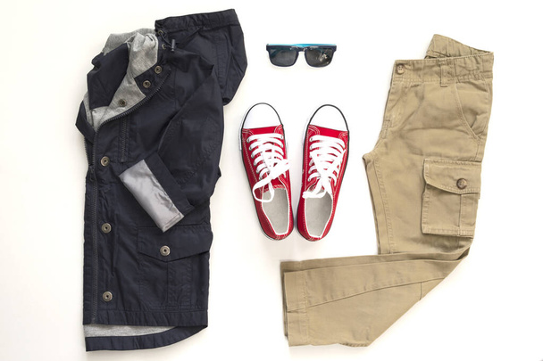Top View mode trendy look van tiener kleren op wit. Lente, herfst jongen outfit set. - Foto, afbeelding