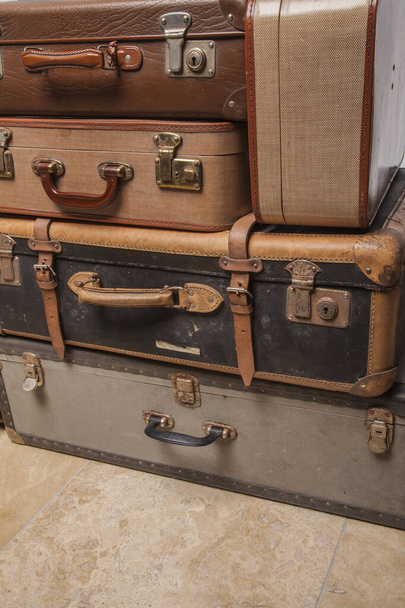 Старі, ретро, валізи лежать на столі з білим тлом
 - Фото, зображення