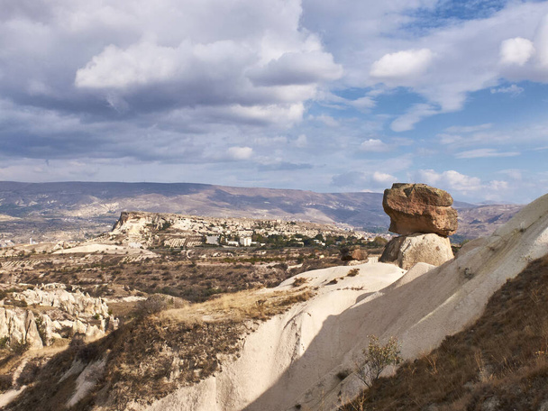 Kominy bajkowe w dolinie niedaleko Urgup, Kapadocja, Turcja - Zdjęcie, obraz