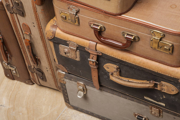 Старые, ретро, чемоданы лежат на столе с белым фоном
 - Фото, изображение