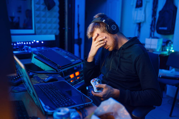 Homme fatigué gamer, mode de vie de jeu, cyber-dépendance. Dépendance aux jeux vidéo, lecteur de jeux vidéo dans sa chambre avec néon
 - Photo, image