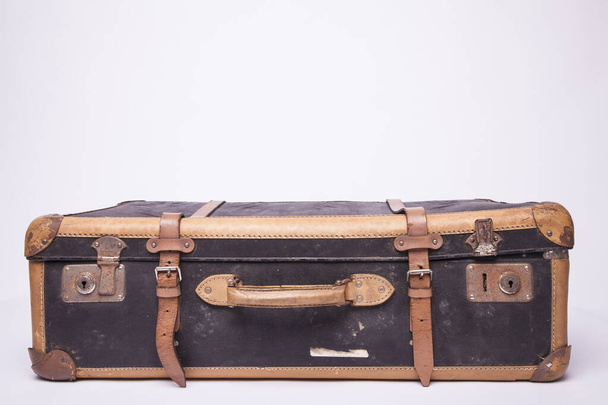 Vanha, retro, matkalaukut makaavat pöydällä valkoinen tausta
 - Valokuva, kuva