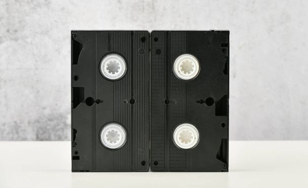 Videoband. altes klassisches Videoband auf weißem Hintergrund. retro - Foto, Bild