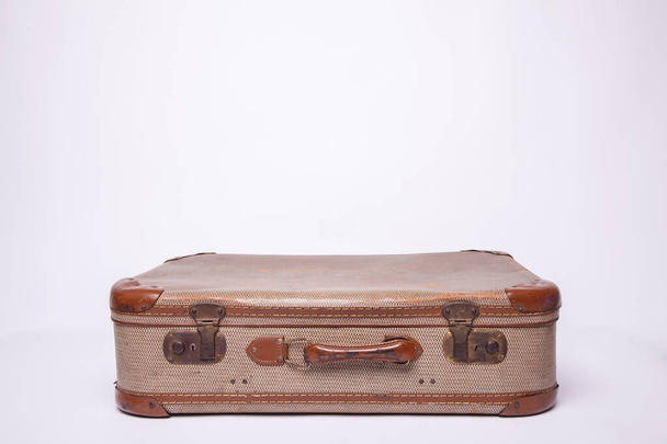 alt, retro, Koffer liegen auf dem Tisch mit weißem Hintergrund - Foto, Bild