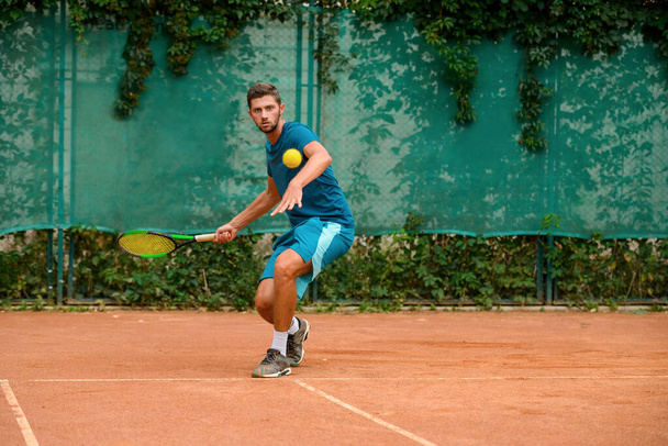 Tennis player enjoying the game at an outdoor court - Foto, imagen