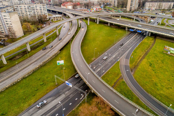 Şehir otobanının kavşaklarında havadan manzara. Araçlar yolda sürücü - Fotoğraf, Görsel
