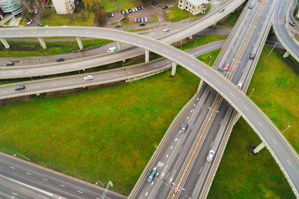 Aerial näkymä risteyksissä kaupungin valtatie. Ajoneuvojen ajaminen maanteillä
 - Valokuva, kuva