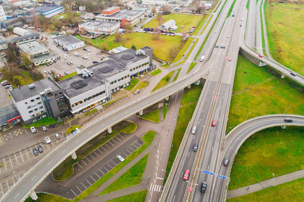 Vista aérea en los cruces de la autopista de la ciudad. Los vehículos conducen por carretera
 - Foto, Imagen