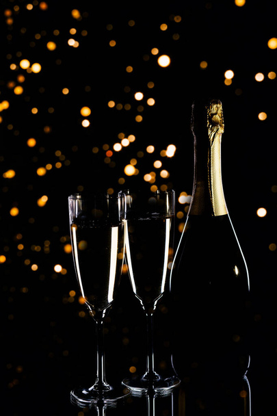 Champagne bottle and champagne glasses - Фото, зображення