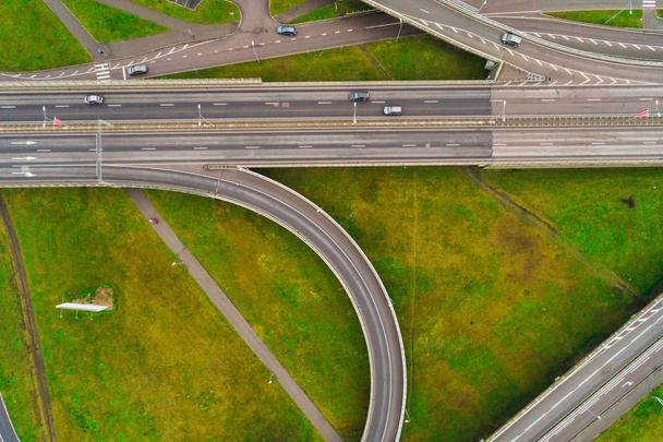 Luchtfoto op knooppunten van de stad snelweg. Voertuigen rijden op de weg - Foto, afbeelding