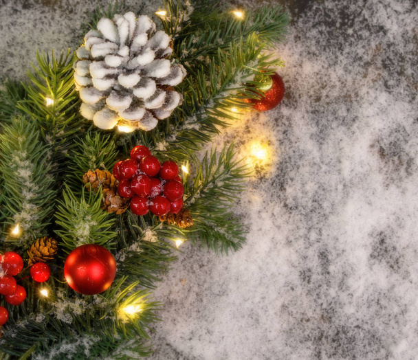 Різдвяний фон з ялинковими гілками, червоними ягодами, шишками та Xmas
 - Фото, зображення