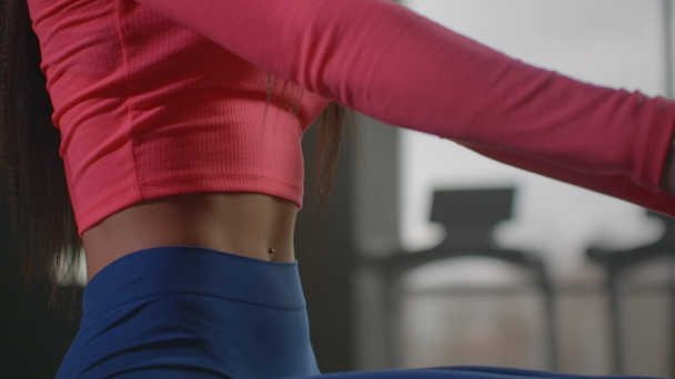 Közelkép: Erő edzés az edzőteremben az izmos test - Felvétel, videó