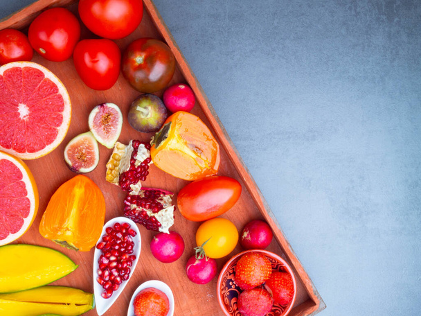 Likopint tartalmazó gyümölcsök és zöldségek. Egészséges vegán étel háttér. A likopin egy vörös karotinoid pigment. - Fotó, kép