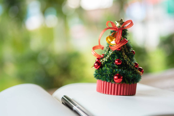 Miniaturowa Choinka świętować Boże Narodzenie 25 grudnia kiedykolwiek - Zdjęcie, obraz