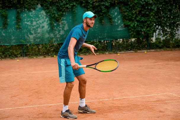 Man playing tennis at outdoor court. - Fotoğraf, Görsel