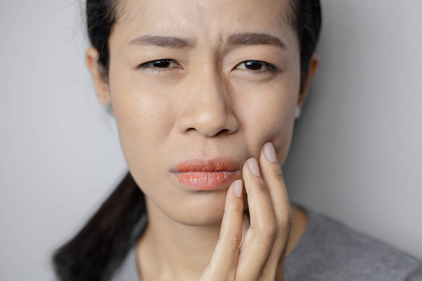 Kadınların çok fazla diş ağrısı vardır.. - Fotoğraf, Görsel