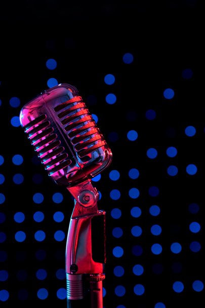 Mikrofon im Retro-Stil auf Hintergrund, Audio-Mikrofon im Retro-Stil - Foto, Bild
