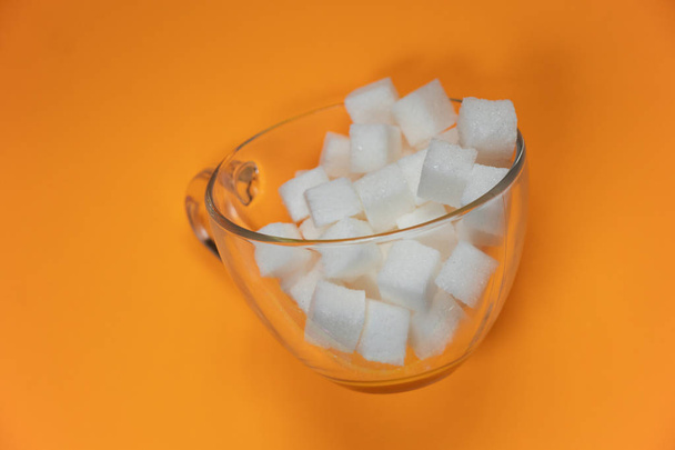 скляна чашка з цукровими кубиками на ізольованому фоні
 - Фото, зображення