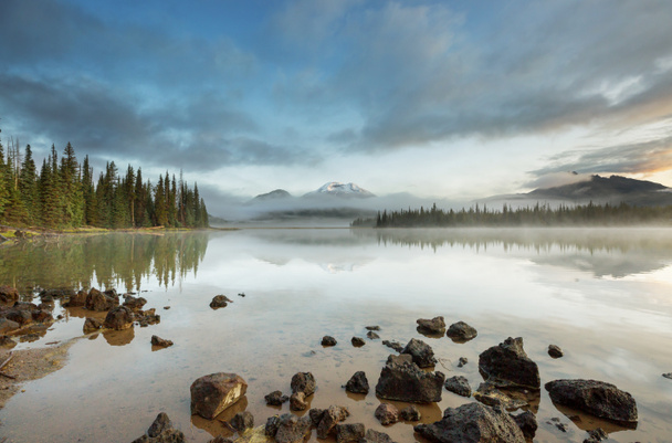 Serene beautiful lake in morning mountains, Oregon, Amerikai Egyesült Államok. - Fotó, kép