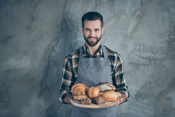Photo of cheerful positive handsome attractive chef cook smiling toothily in checkered shirt with bristle isolated grey color wall concrete background - Φωτογραφία, εικόνα