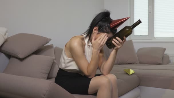 Mujer borracha con dolor de cabeza.Concepto de salud
 - Metraje, vídeo