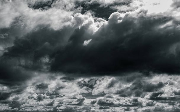 暗い劇的な空と雲。死と悲しい概念の背景。灰色の空とふわふわの白い雲。雷と嵐の空。悲しくて気持ちの良い空。自然を背景に。抽象的な背景で死んだ。雲景. - 写真・画像