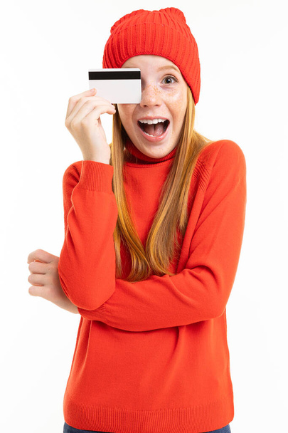 słodkie dziewczyna gospodarstwa karty kredytowej pozowanie na białym tle  - Zdjęcie, obraz