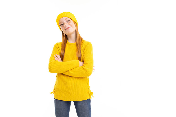 söpö teini tyttö keltainen pusero ja hattu poseeraa valkoista taustaa vasten
   - Valokuva, kuva