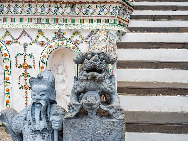 Skulptur Löwenstatue in Asien befindet sich Tempelname ist wat arun ratchawararam woramahaviharn bei Bangkok Thailand, aus Zementmaterial - Foto, Bild
