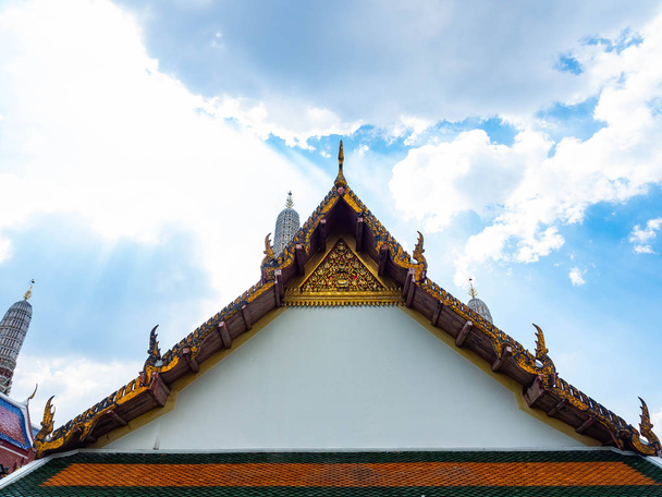 Taylandlılar tarafından tasarlanmış güzel bir çatı, tapınağın adı Wat Arun Ratchawararam Woramahaviharn Bangkok Tayland 'da - Fotoğraf, Görsel