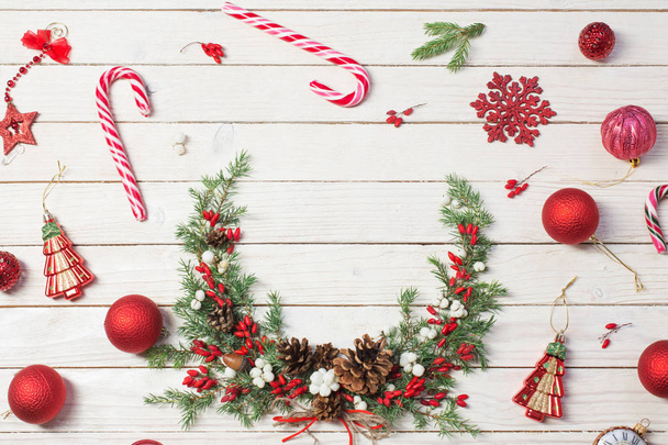 Christmas wreath on white wooden backdrop - Foto, imagen