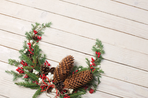 白い木の背景にクリスマスの花輪 - 写真・画像