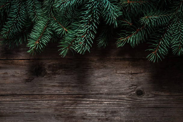 ヴィンテージグレーのボード上のモミの枝からクリスマスグリーンフレーム  - 写真・画像