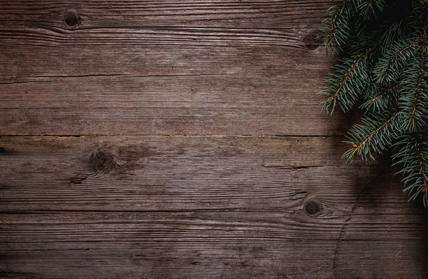Vánoční zelený rám z jedlových větví na starobyle šedé desce  - Fotografie, Obrázek